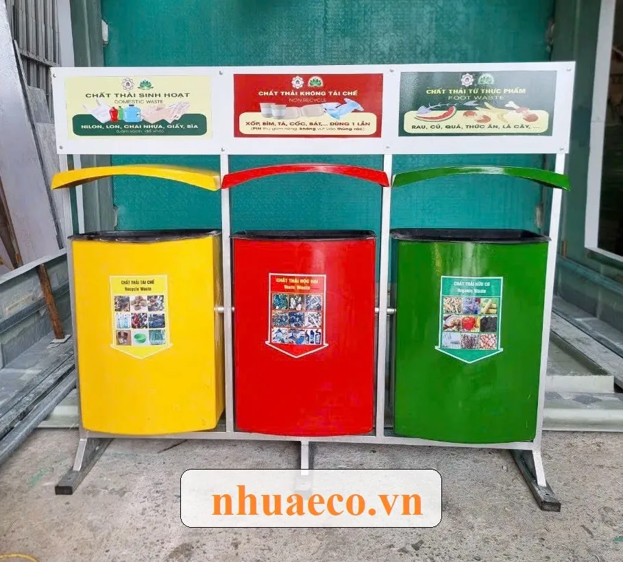 Thùng rác nhựa treo ba giá.