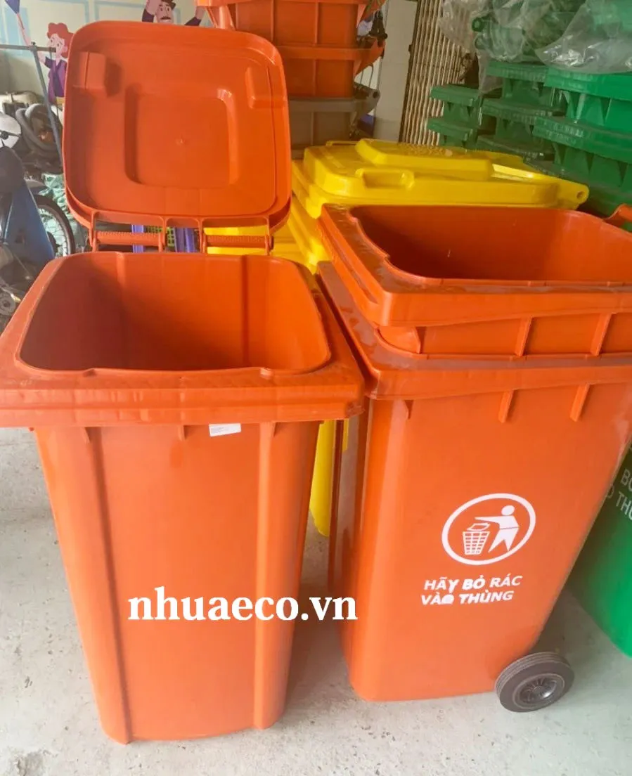 Thùng rác phân loại 120 lít đậy kín, đảm bảo vệ sinh.
