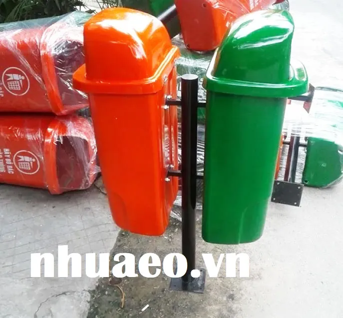 Thùng rác phân loại cọc treo 2 ngăn chứa rác tại công viên.