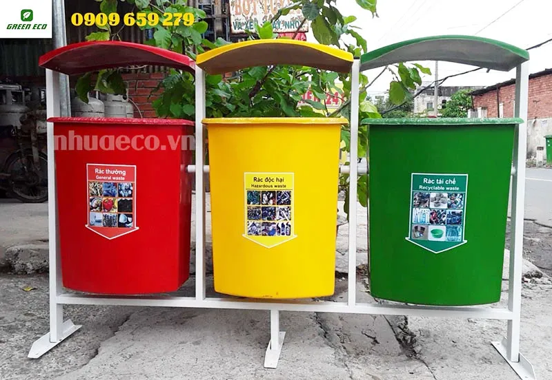 Thùng rác treo 3 ngăn có mái che.