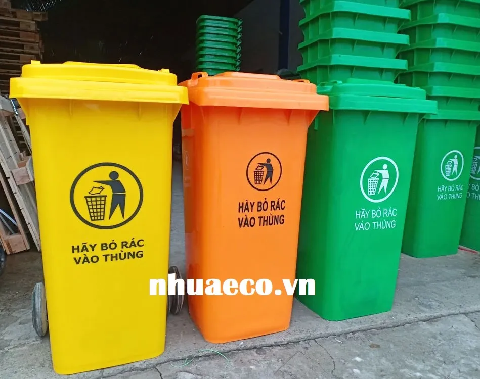 Thùng rác công cộng ngoài trời 120L dẻo dai, chịu lực tốt.