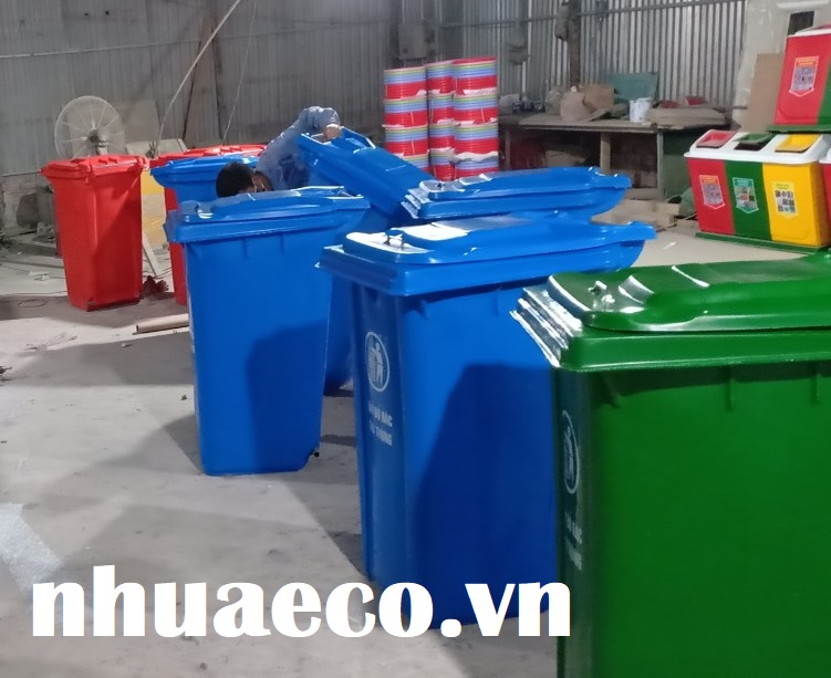 Thùng rác nhựa màu xanh dương dung tích 240L