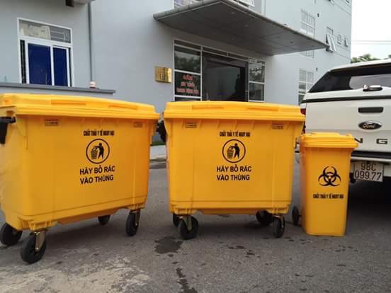 Thùng rác y tế màu vàng có bánh xe