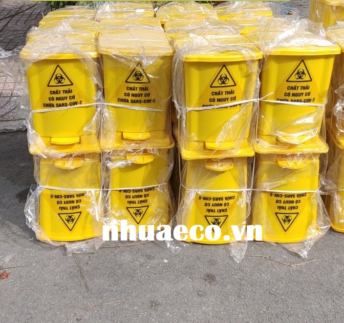 Thùng rác y tế màu vàng 20L có dán logo chứa SARS-CoV-2