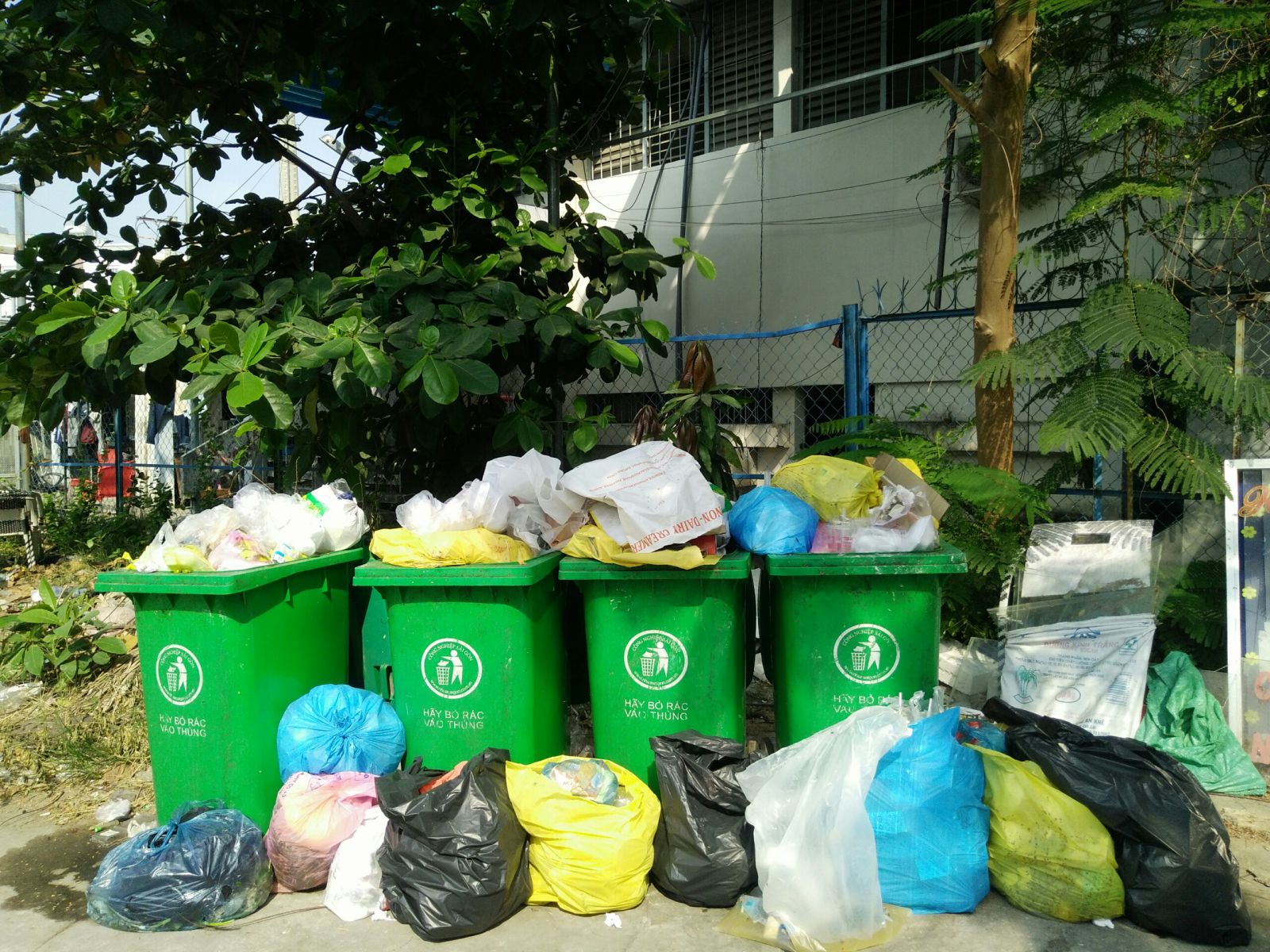 Không đủ thùng đựng rác thải sinh hoạt cho khu ký túc xá