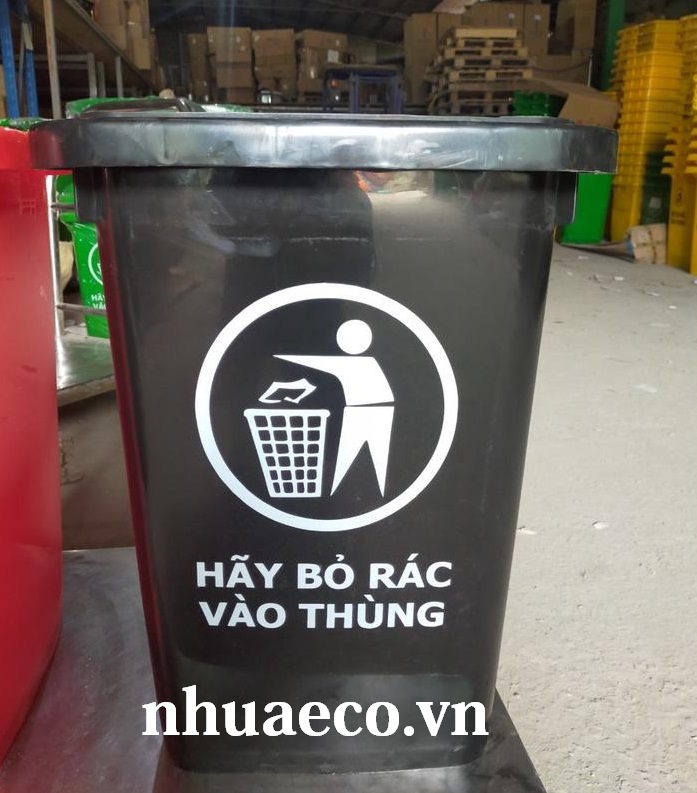 Thùng rác nhựa 60L màu đen 4 bánh xe