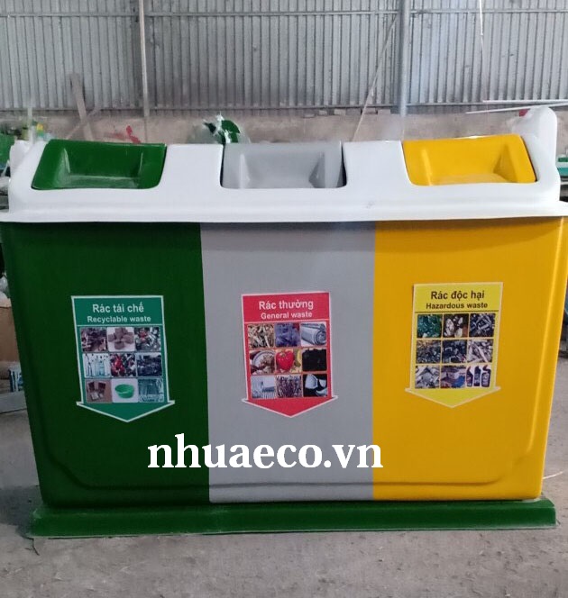 Thùng rác 3 ngăn phân loại rác đặt ở trường học