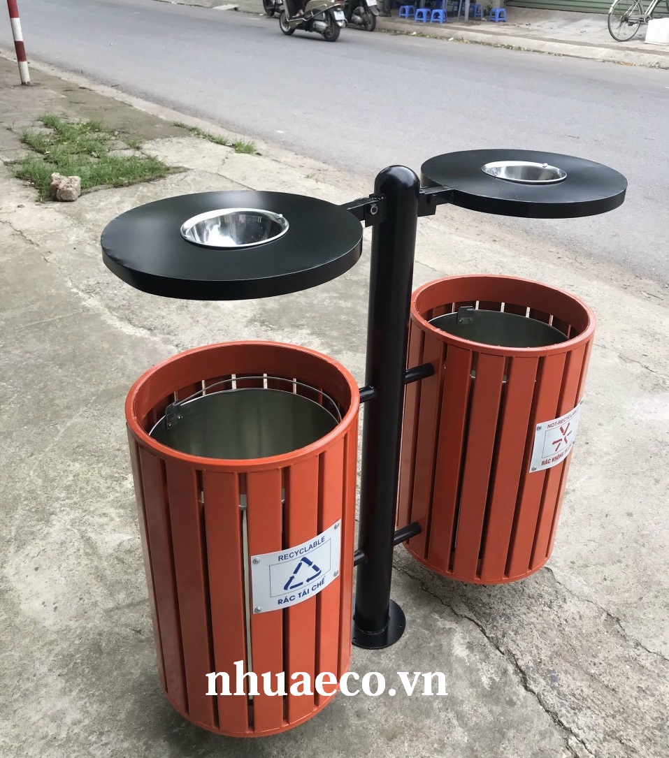 Thùng rác giả gỗ 2 ngăn treo, nắp phía trên che mưa gió